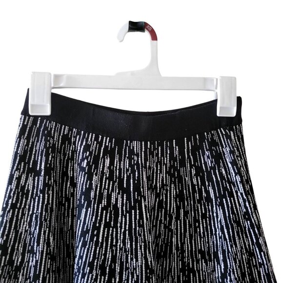 Romeo + Juliet Couture Women's Black & White Knit A-Line Mini Skirt- S - Picture 2 of 8